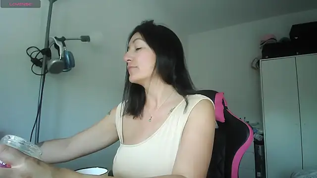Snapshot of Yulian_Milf chatting on 05-31-26, 02:46 Yulian Milf online show from 05-31-26, 02:46