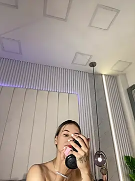 JuliaColemann online show from 04-12-26, 11:48