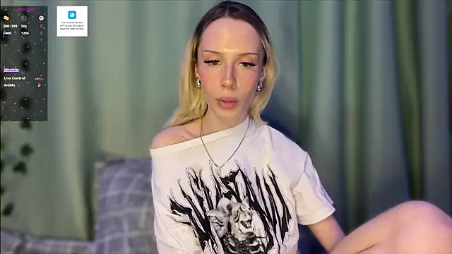 Snapshot of DellaCampbell chatting on 03-04-26, 01:39 DellaCampbell online show from 03-04-26, 01:39