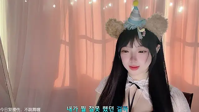 Snapshot of LovelyXiaoYi chatting on 02-12-26, 01:00 LovelyXiaoYi online show from 02-12-26, 01:00