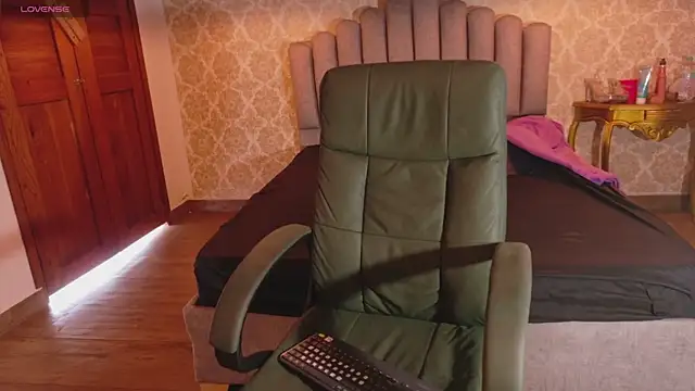 Red Scarlet16 online show from 04-22-26, 11:56