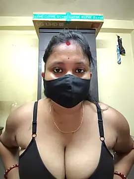 Snapshot of Curvy_Trisha chatting on 05-23-26, 03:05 Curvy Trisha online show from 05-23-26, 03:05