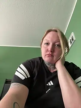 Snapshot of Lolaaxxx13 chatting on 05-28-26, 11:40 Lolaaxxx13 online show from 05-28-26, 11:40