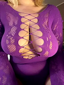 Snapshot of Best-B00bs chatting on 11-02-25, 07:49 Best-B00bs online show from 11-02-25, 07:49