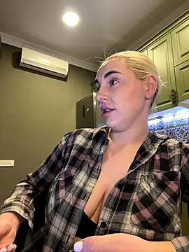 Snapshot of Best-B00bs chatting on 11-18-25, 08:57 Best-B00bs online show from 11-18-25, 08:57