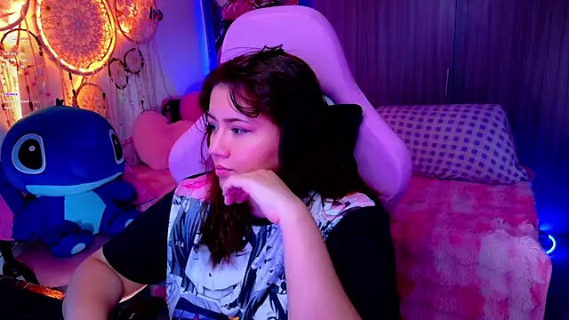 Snapshot of ALIS_E_G chatting on 06-18-26, 06:23 ALIS E G online show from 06-18-26, 06:23