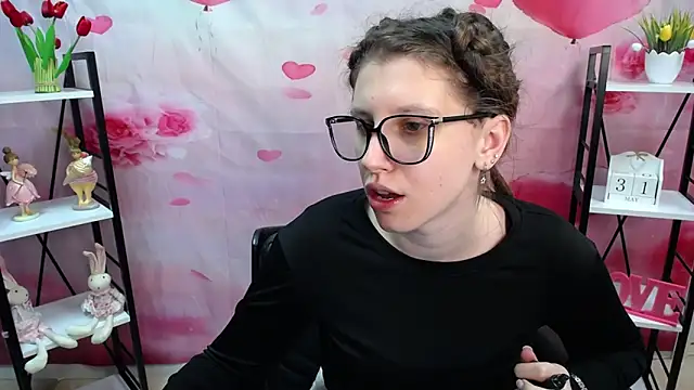Snapshot of LilianaShine chatting on 05-31-26, 05:04 LilianaShine online show from 05-31-26, 05:04