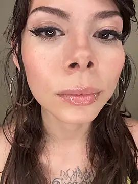 Snapshot of Isalove99 chatting on 03-10-26, 04:01 Isalove99 online show from 03-10-26, 04:01