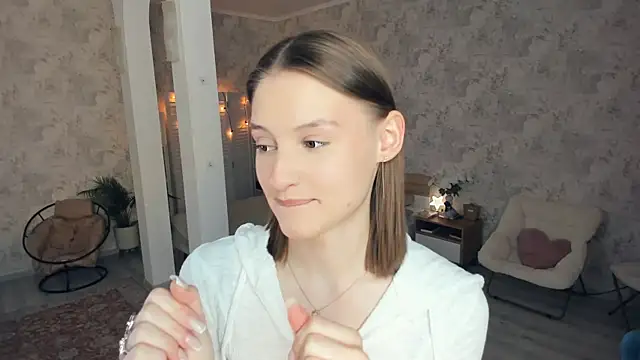 Snapshot of LianneBynon chatting on 06-13-26, 08:34 LianneBynon online show from 06-13-26, 08:34
