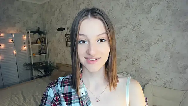 Snapshot of LianneBynon chatting on 06-22-26, 08:33 LianneBynon online show from 06-22-26, 08:33