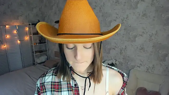 Snapshot of LianneBynon chatting on 06-27-26, 08:41 LianneBynon online show from 06-27-26, 08:41