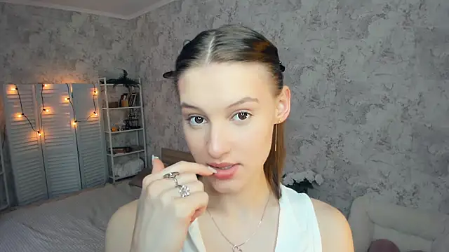 Snapshot of LianneBynon chatting on 06-29-26, 08:31 LianneBynon online show from 06-29-26, 08:31