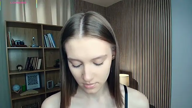 Snapshot of LianneBynon chatting on 07-13-26, 09:45 LianneBynon online show from 07-13-26, 09:45