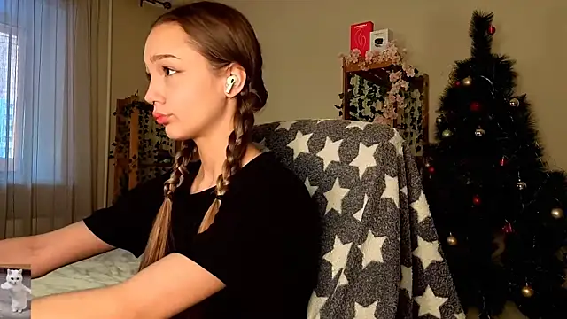 Snapshot of HoneyComfy chatting on 02-11-26, 11:04 HoneyComfy online show from 02-11-26, 11:04