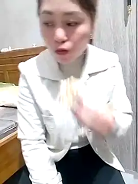 Snapshot of maimai1100 chatting on 03-08-26, 12:52 maimai1100 online show from 03-08-26, 12:52