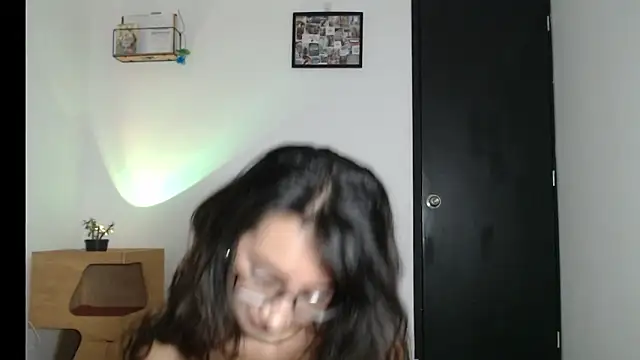 Snapshot of elizabethruss1 chatting on 05-16-26, 10:36 elizabethruss1 online show from 05-16-26, 10:36