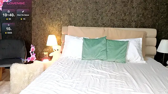 AuraM00n online show from 03-24-26, 06:57