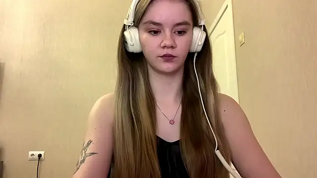 Snapshot of AgnesShy_ chatting on 02-23-26, 07:39 AgnesShy online show from 02-23-26, 07:39