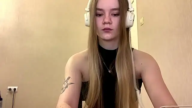 Snapshot of AgnesShy_ chatting on 03-04-26, 07:36 AgnesShy online show from 03-04-26, 07:36