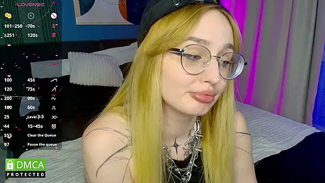 Snapshot of AdeLuna chatting on 05-27-26, 09:23 AdeLuna online show from 05-27-26, 09:23