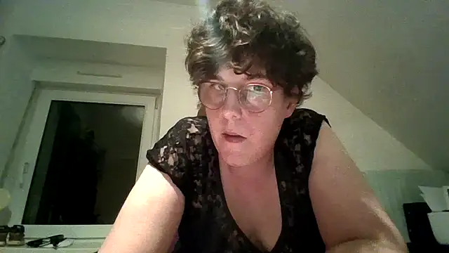 Snapshot of OIseauNoir88 chatting on 02-09-26, 08:57 OIseauNoir88 online show from 02-09-26, 08:57