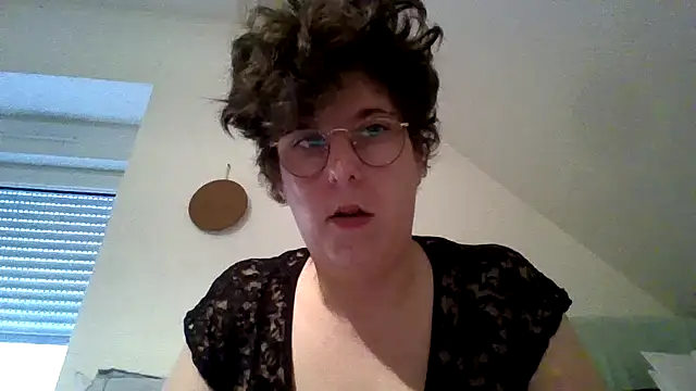 Snapshot of OIseauNoir88 chatting on 02-10-26, 09:02 OIseauNoir88 online show from 02-10-26, 09:02