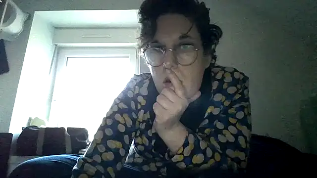 Snapshot of OIseauNoir88 chatting on 02-12-26, 04:13 OIseauNoir88 online show from 02-12-26, 04:13