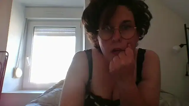 OIseauNoir88 online show from 04-19-26, 02:49