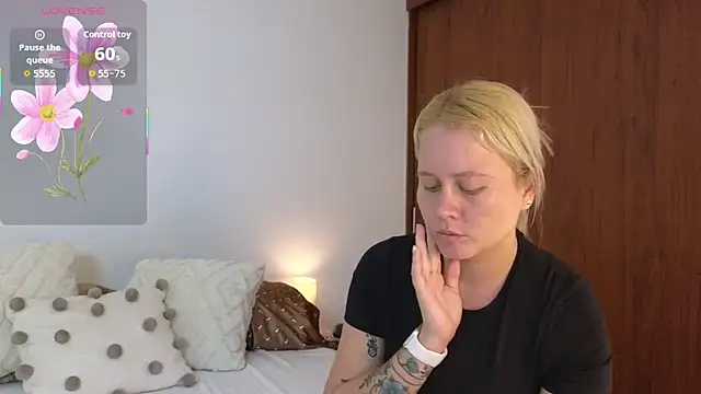 Snapshot of zoee__sweet chatting on 04-14-26, 09:21 zoee sweet online show from 04-14-26, 09:21