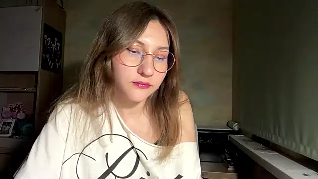 Snapshot of Miaaa_Moon chatting on 05-17-26, 07:10 Miaaa Moon online show from 05-17-26, 07:10