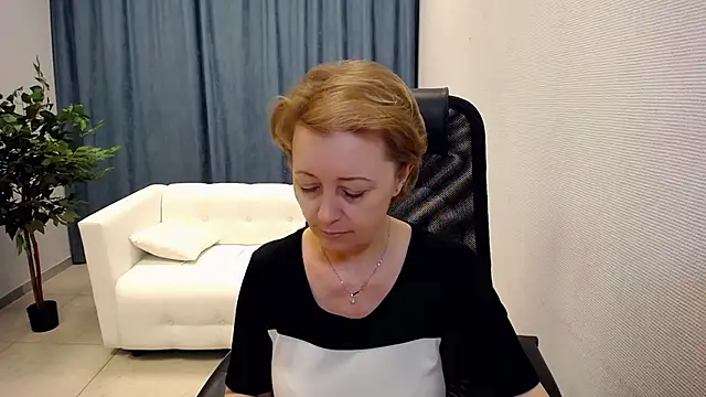 Snapshot of MONA_W chatting on 05-13-26, 10:45 MONA W online show from 05-13-26, 10:45