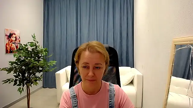 Snapshot of MONA_W chatting on 05-27-26, 11:07 MONA W online show from 05-27-26, 11:07