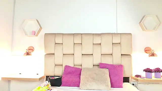 Kendall  11 online show from 04-18-26, 09:04