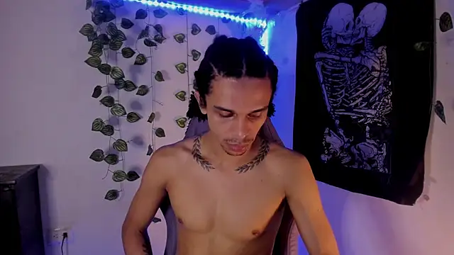 Snapshot of Aaron_Hopper chatting on 02-08-26, 01:25 Aaron Hopper online show from 02-08-26, 01:25