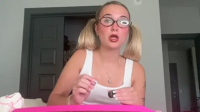 Snapshot of kelseyblu chatting on 05-14-26, 11:33 kelseyblu online show from 05-14-26, 11:33