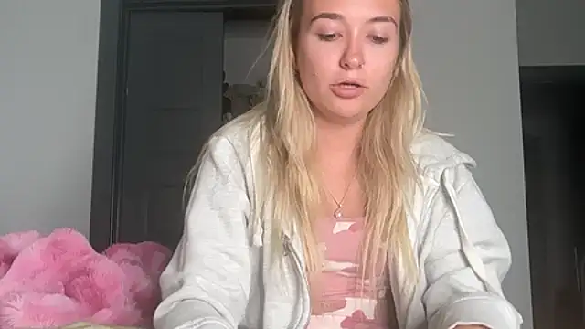 Snapshot of kelseyblu chatting on 05-21-26, 12:28 kelseyblu online show from 05-21-26, 12:28
