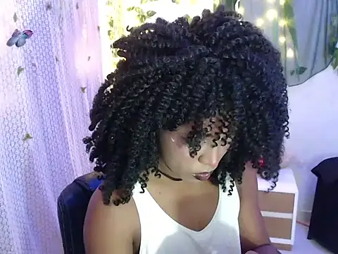 Snapshot of zafiro_blu chatting on 04-14-26, 01:28 zafiro blu online show from 04-14-26, 01:28