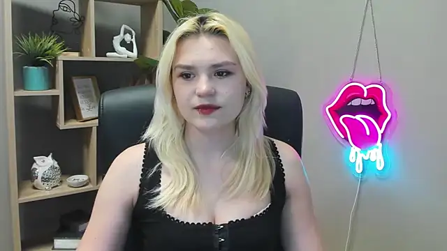 Snapshot of SweetLilyxo chatting on 04-22-26, 06:27 SweetLilyxo online show from 04-22-26, 06:27