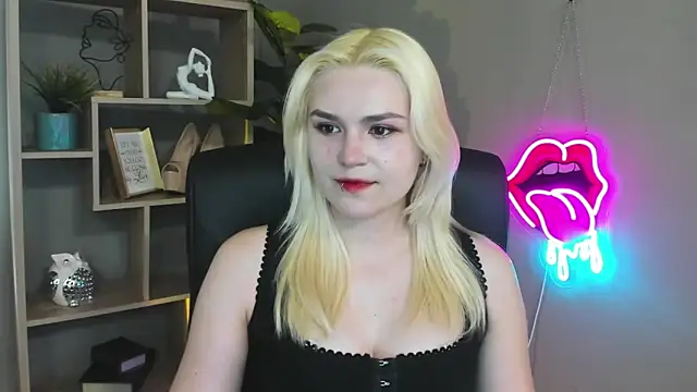Snapshot of SweetLilyxo chatting on 04-28-26, 01:27 SweetLilyxo online show from 04-28-26, 01:27