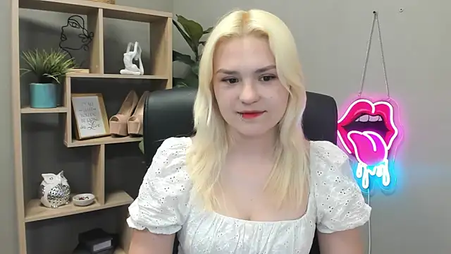 Snapshot of SweetLilyxo chatting on 05-13-26, 06:33 SweetLilyxo online show from 05-13-26, 06:33