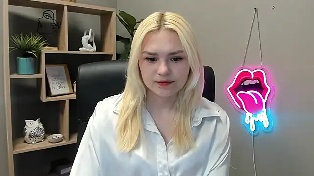 Snapshot of SweetLilyxo chatting on 05-19-26, 01:28 SweetLilyxo online show from 05-19-26, 01:28