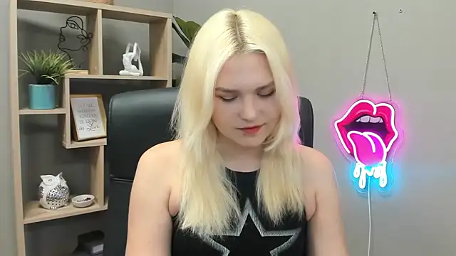 Snapshot of SweetLilyxo chatting on 05-20-26, 06:41 SweetLilyxo online show from 05-20-26, 06:41