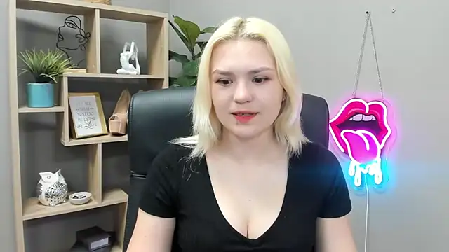 Snapshot of SweetLilyxo chatting on 05-21-26, 06:31 SweetLilyxo online show from 05-21-26, 06:31