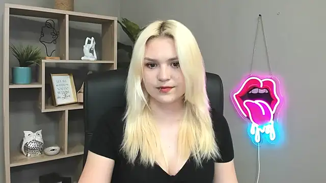 Snapshot of SweetLilyxo chatting on 05-25-26, 01:17 SweetLilyxo online show from 05-25-26, 01:17