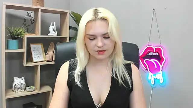 Snapshot of SweetLilyxo chatting on 05-26-26, 06:42 SweetLilyxo online show from 05-26-26, 06:42