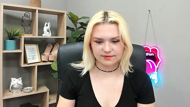 Snapshot of SweetLilyxo chatting on 06-02-26, 01:35 SweetLilyxo online show from 06-02-26, 01:35