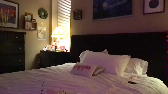 Snapshot of mooviebaby chatting on 02-08-26, 02:15 mooviebaby online show from 02-08-26, 02:15