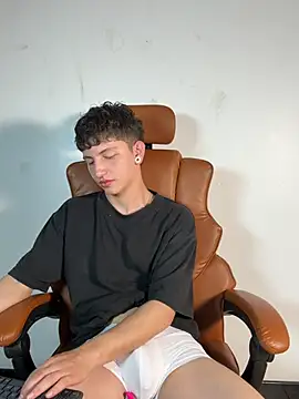 ARON LUXX online show from 03-25-26, 05:41