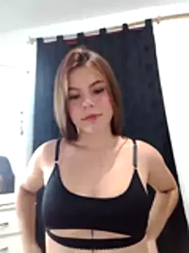 Snapshot of EmiNavarro chatting on 06-22-26, 03:25 EmiNavarro online show from 06-22-26, 03:25