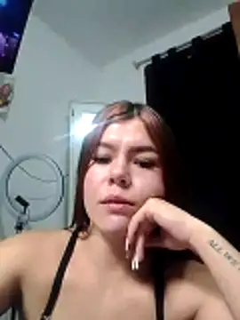 Snapshot of EmiNavarro chatting on 06-22-26, 06:27 EmiNavarro online show from 06-22-26, 06:27